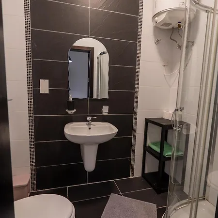 Gazde/Camere de închiriat Spacious Ensuite Bedroom - Shared Flat-