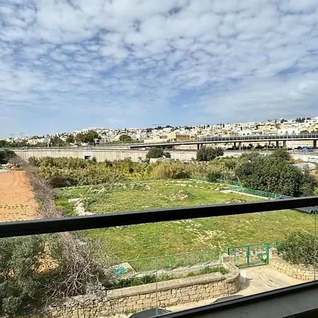 Spacious Ensuite Bedroom - Shared Flat- Gzira