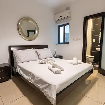 Spacious Ensuite Bedroom - Shared Flat- Gzira