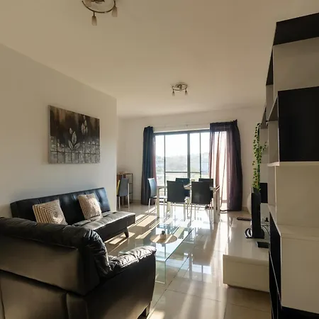 Spacious Ensuite Bedroom - Shared Flat- Gzira