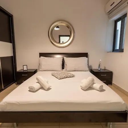 Spacious Ensuite Bedroom - Shared Flat- Gzira