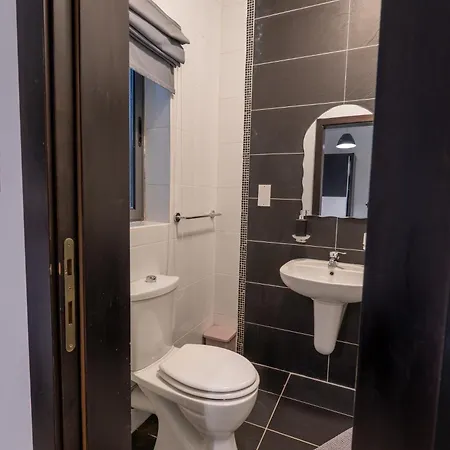 Spacious Ensuite Bedroom - Homestay Gzira