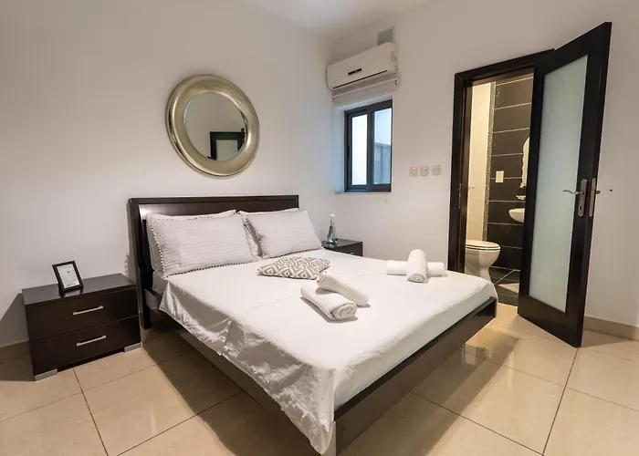 Spacious Ensuite Bedroom - Gzira