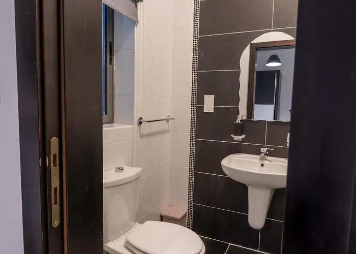 Spacious Ensuite Bedroom - Homestay Gzira